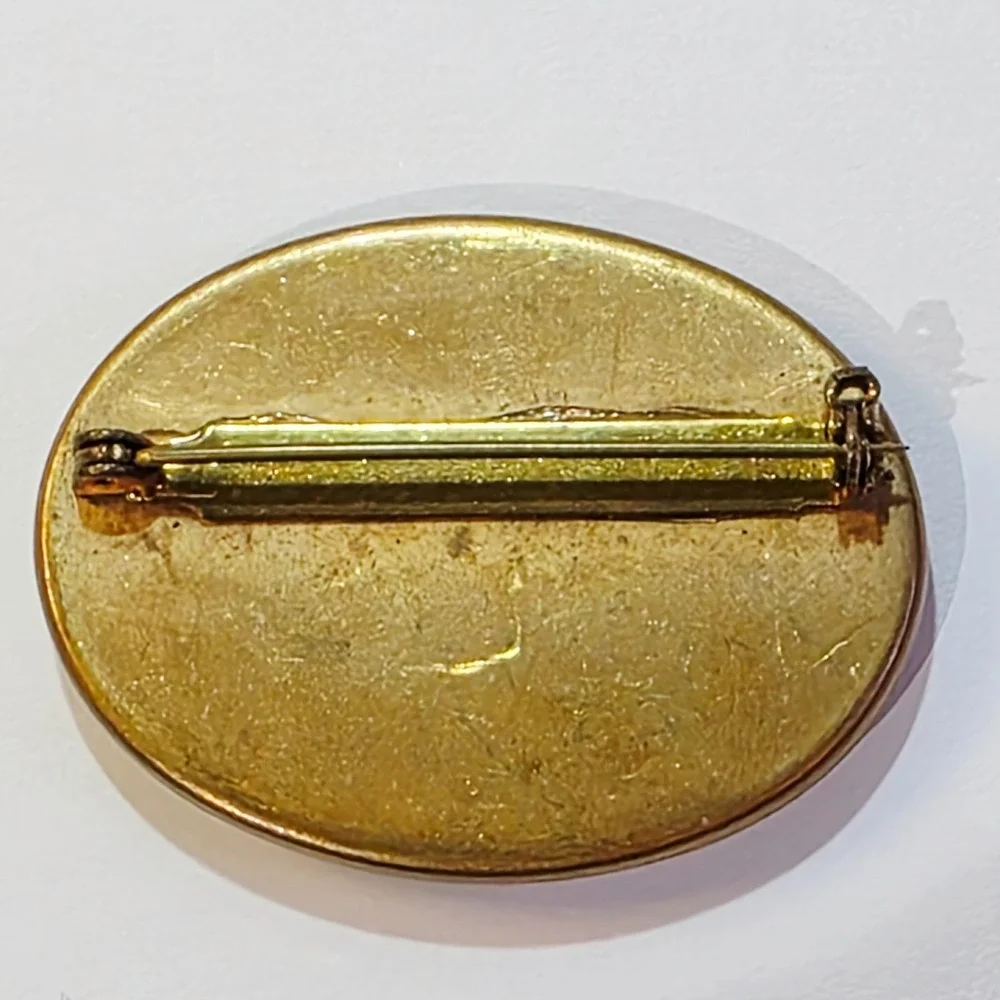 Vintage Gold Tone Painted Pointer Dog Porcelain Oval Brooch Pin Hunting